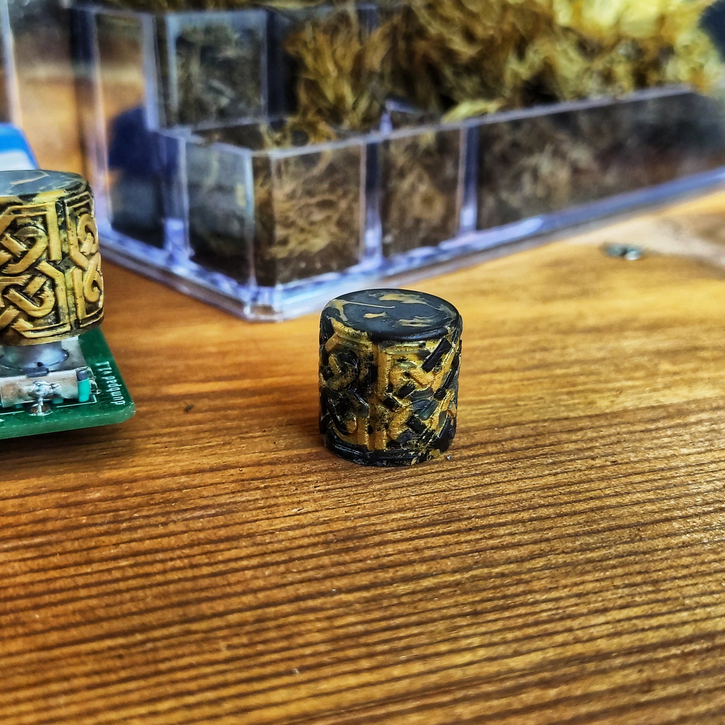Norse knob | Gold accents